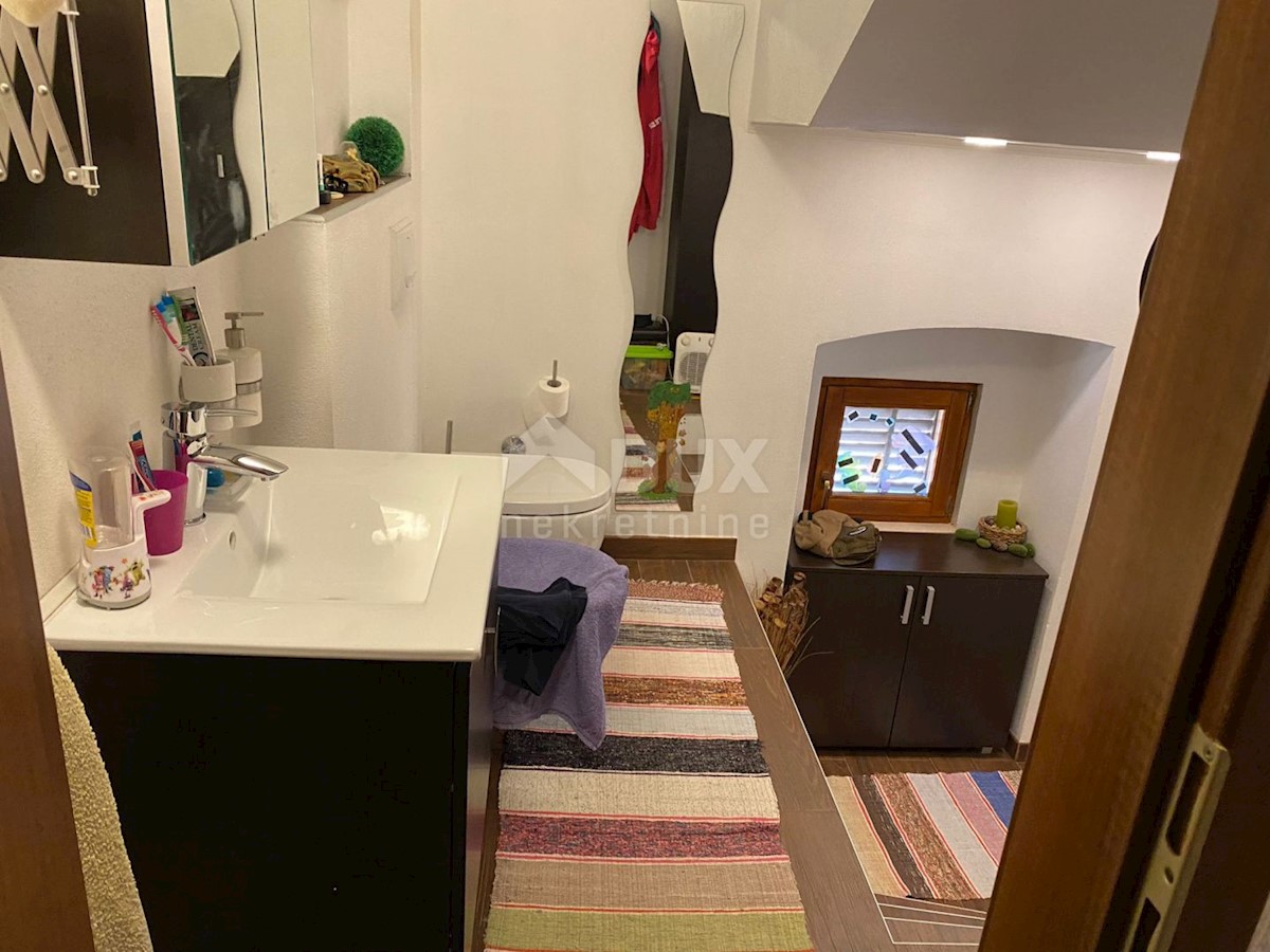 MALI LOŠINJ, hiša z dvema apartmajema in urejenim vrtom 170m2
