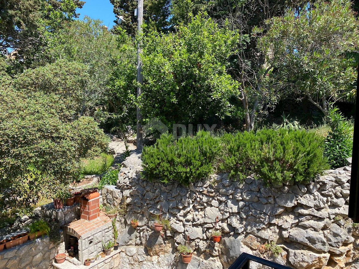 MALI LOŠINJ, hiša z dvema apartmajema in urejenim vrtom 170m2