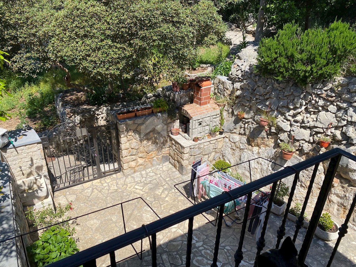 MALI LOŠINJ, hiša z dvema apartmajema in urejenim vrtom 170m2
