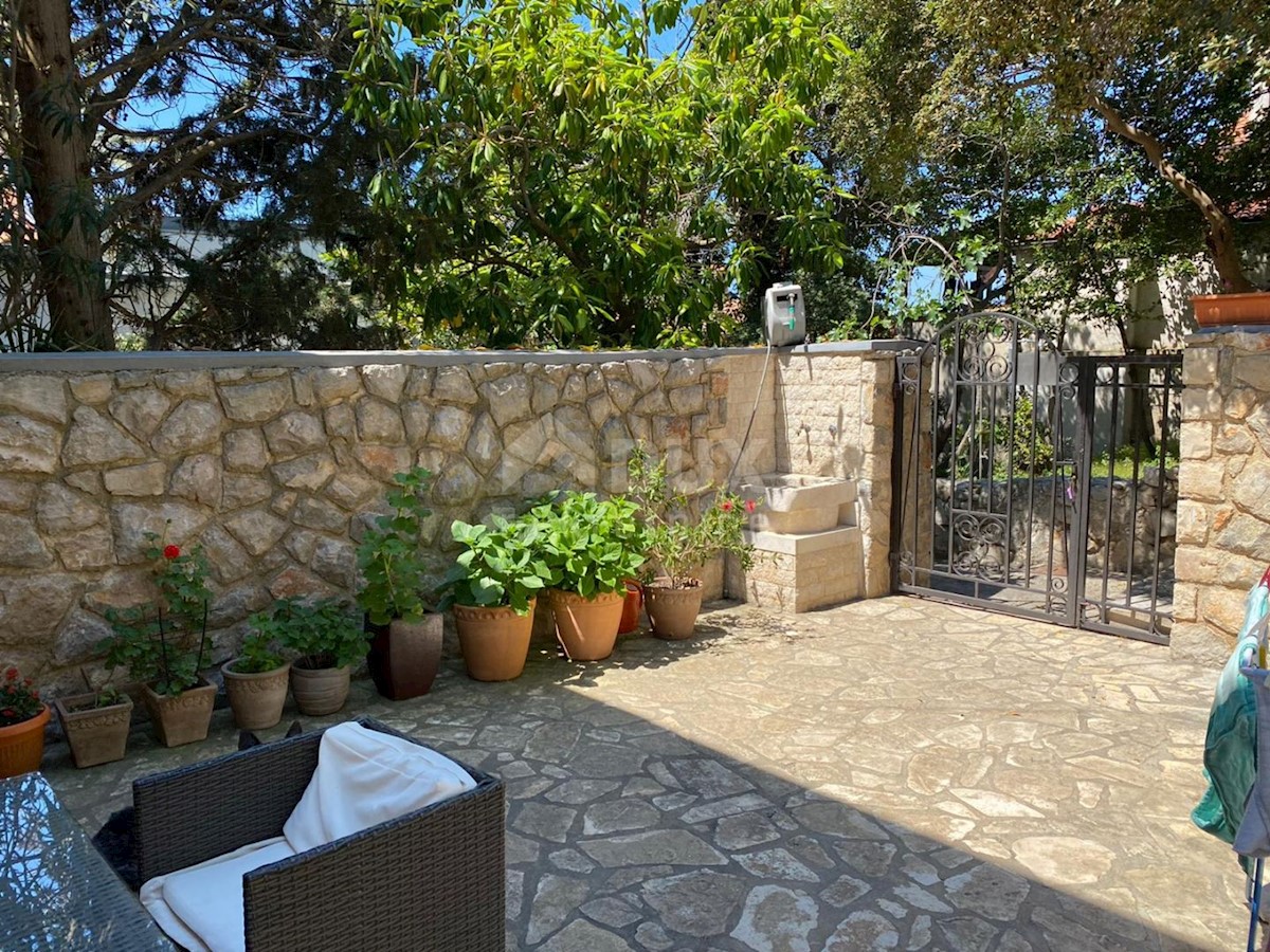 MALI LOŠINJ, hiša z dvema apartmajema in urejenim vrtom 170m2