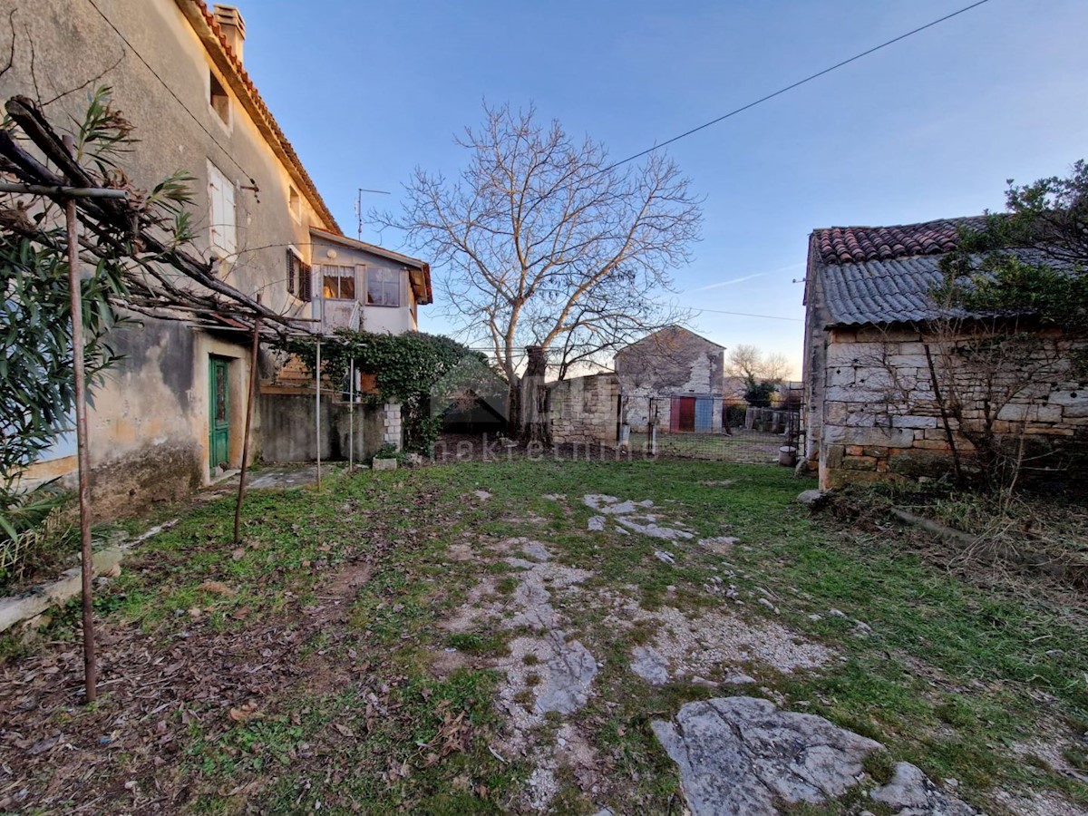 ISTRA, BUJE - Kamnita hiša na mirni lokaciji