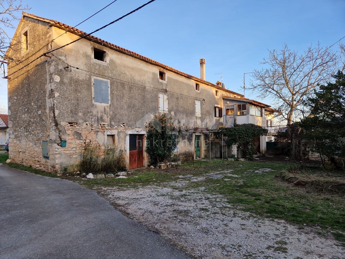 ISTRA, BUJE - Kamnita hiša na mirni lokaciji