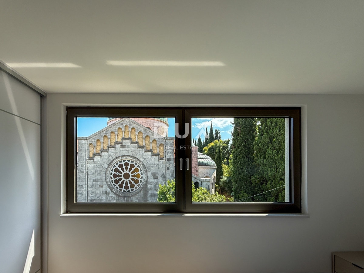 OPATIJA, CENTER - penthouse v centru Opatije z več terasami, panoramski pogled, garaža, 200 metrov od Lungomare