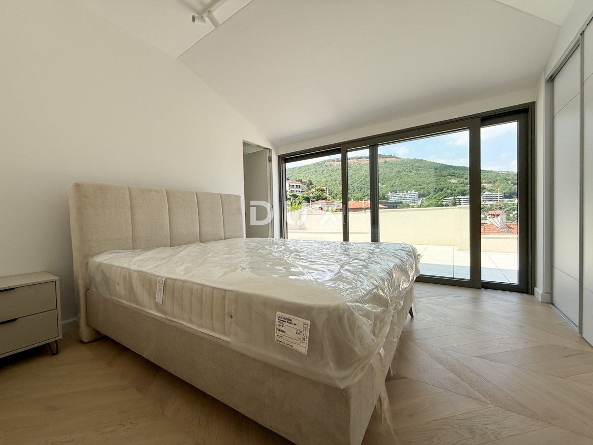 OPATIJA, CENTER - penthouse v centru Opatije z več terasami, panoramski pogled, garaža, 200 metrov od Lungomare
