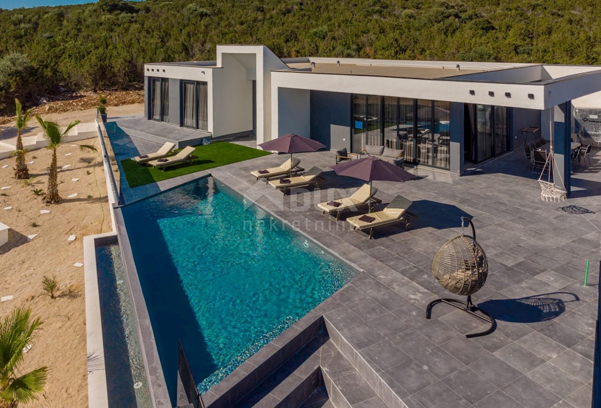 OTOK PAG, NOVALJA - luksuzna dvoetažna vila na prostranem vrtu s pogledom na morje