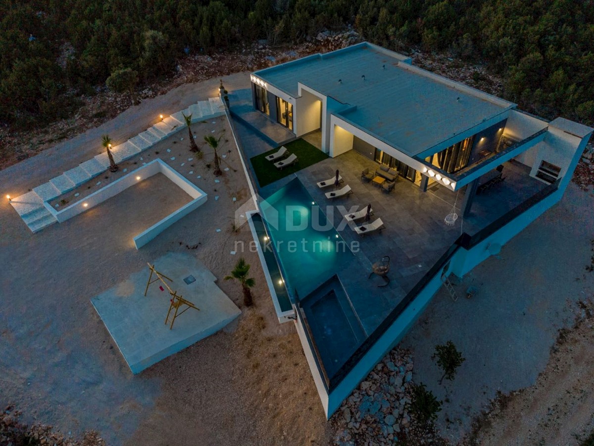 OTOK PAG, NOVALJA - luksuzna dvoetažna vila na prostranem vrtu s pogledom na morje