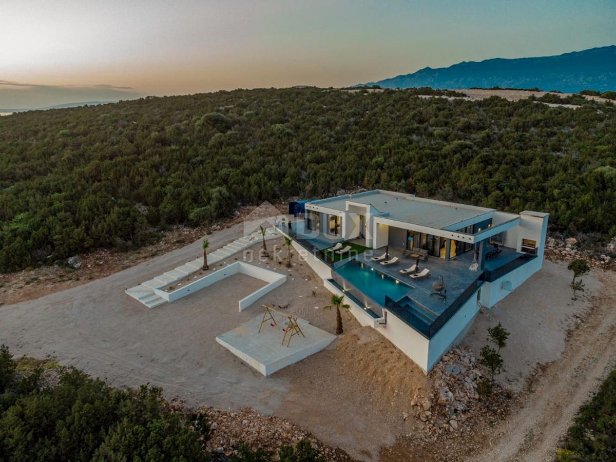 OTOK PAG, NOVALJA - luksuzna dvoetažna vila na prostranem vrtu s pogledom na morje