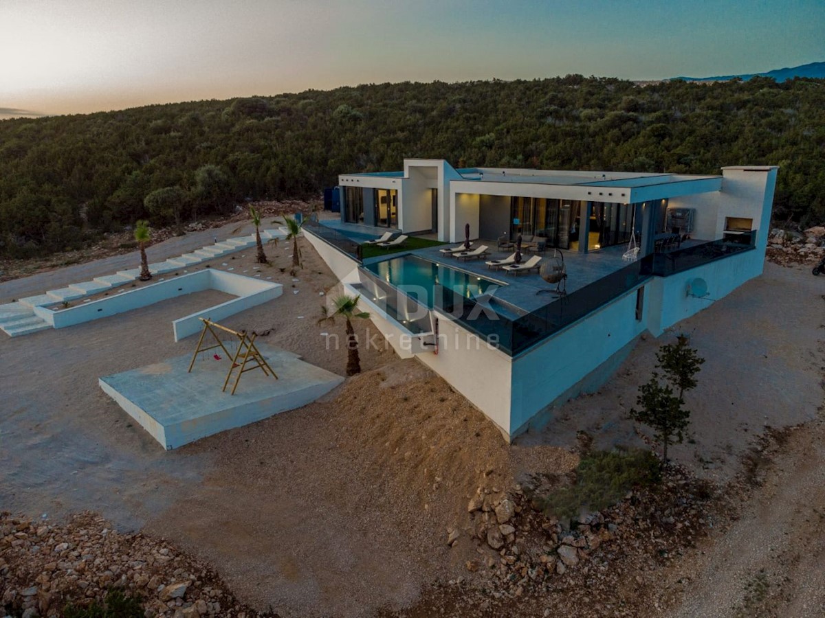 OTOK PAG, NOVALJA - luksuzna dvoetažna vila na prostranem vrtu s pogledom na morje