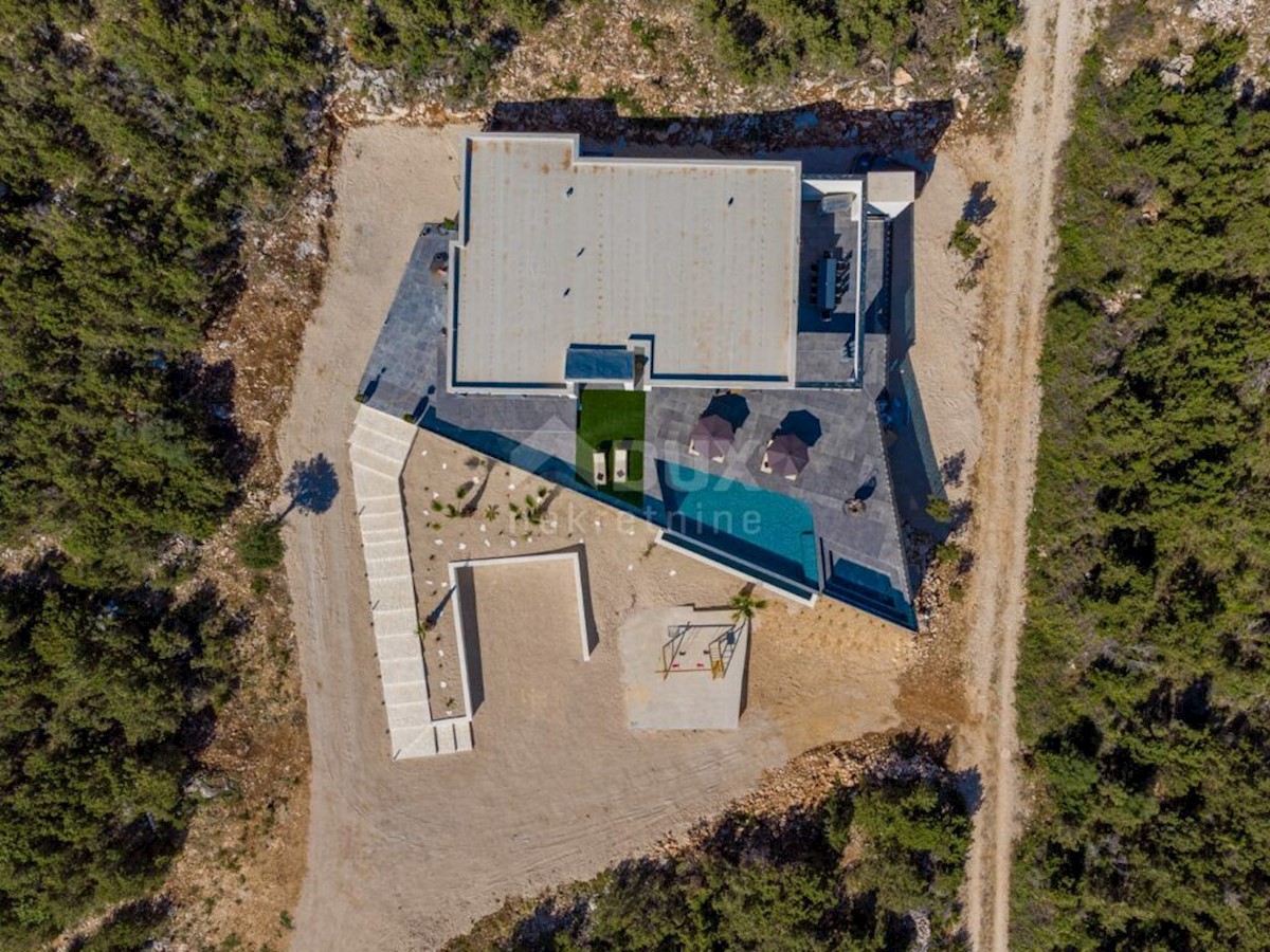 OTOK PAG, NOVALJA - luksuzna dvoetažna vila na prostranem vrtu s pogledom na morje