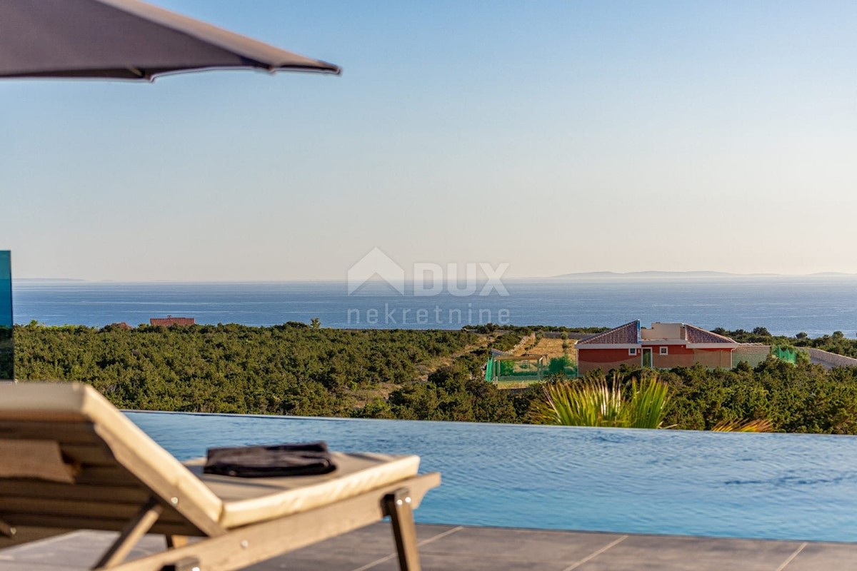 OTOK PAG, NOVALJA - luksuzna dvoetažna vila na prostranem vrtu s pogledom na morje