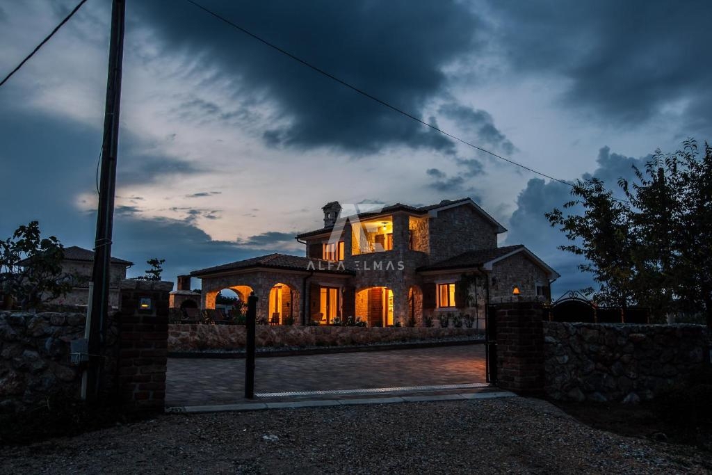 New detached stone house with a pool in the vicinity of the town of Krk - ID 579