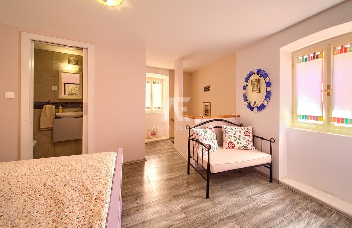 Vrbnik – obnovljena kamnita vrstna hiša! ID 652