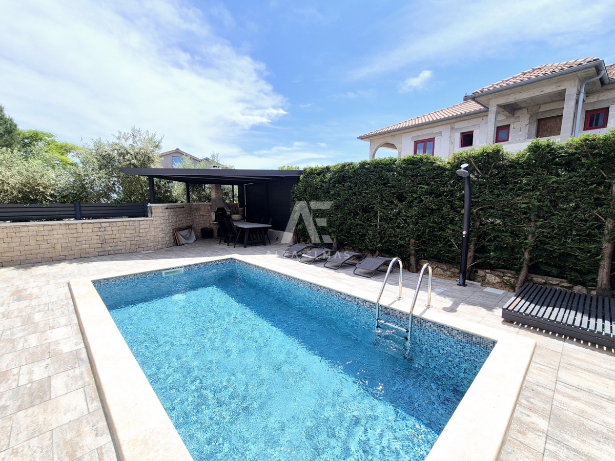 Krk, okolica – Moderna mediteranska dvojna vila z bazenom in pogledom na morje  ID 640