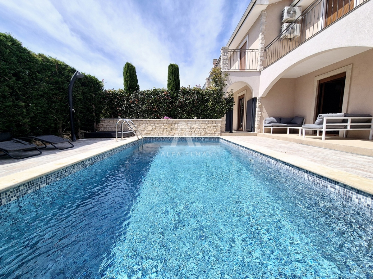 Krk, okolica – Moderna mediteranska dvojna vila z bazenom in pogledom na morje  ID 640