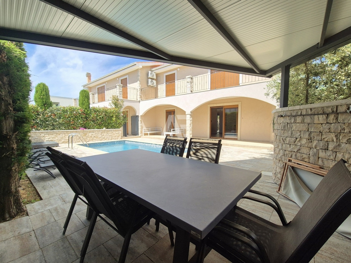 Krk, okolica – Moderna mediteranska dvojna vila z bazenom in pogledom na morje  ID 640