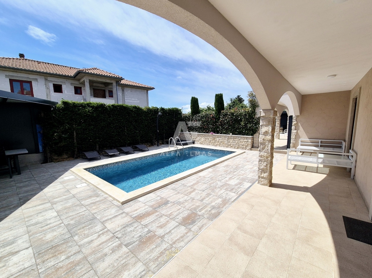 Krk, okolica – Moderna mediteranska dvojna vila z bazenom in pogledom na morje  ID 640