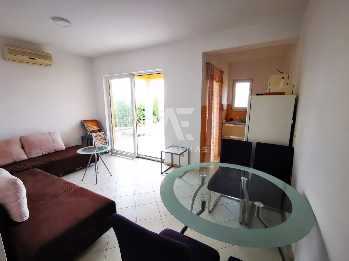 Malinska, apartma v pritličju in  okučnicom     200 m od morja!! ID 485