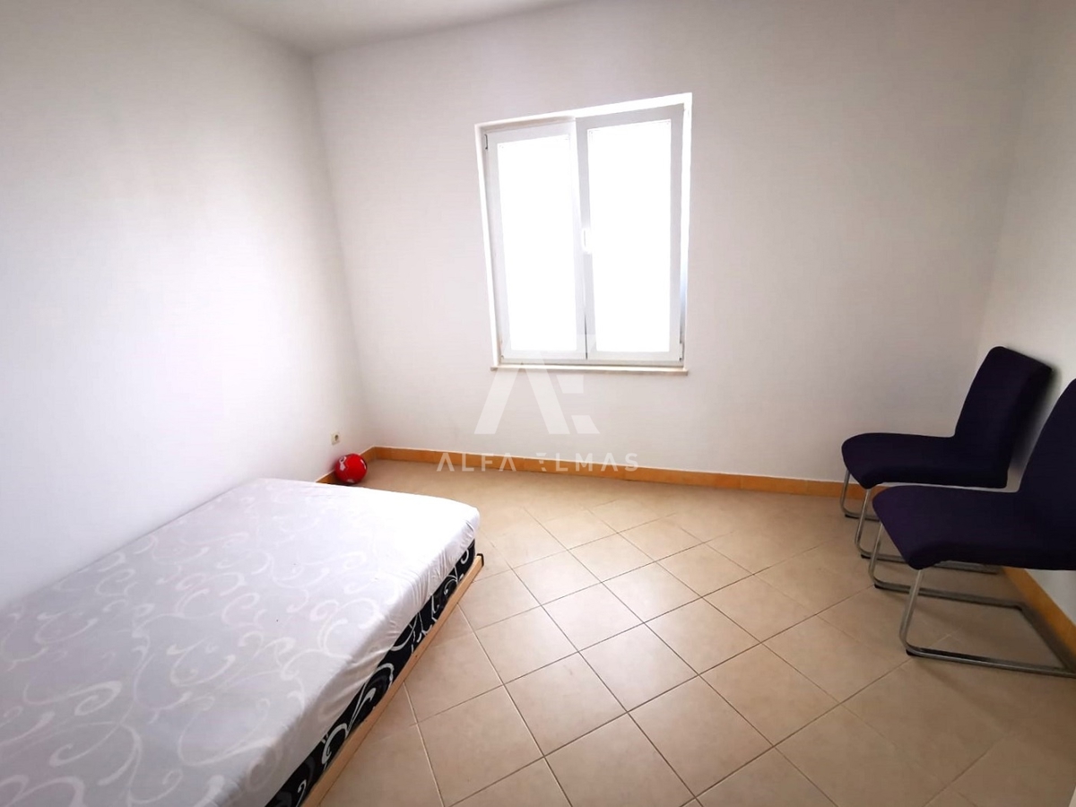 Malinska, apartma v pritličju in  okučnicom     200 m od morja!! ID 485
