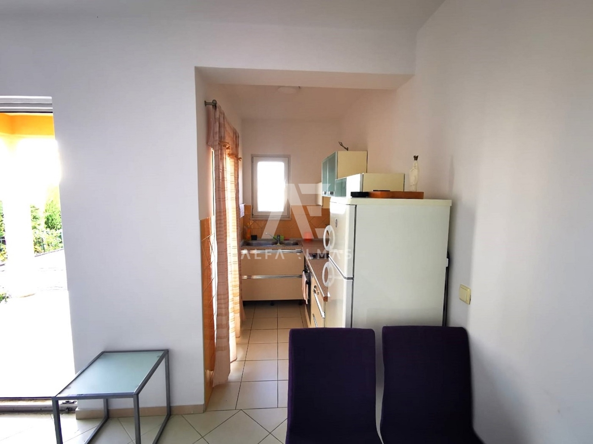 Malinska, apartma v pritličju in  okučnicom     200 m od morja!! ID 485
