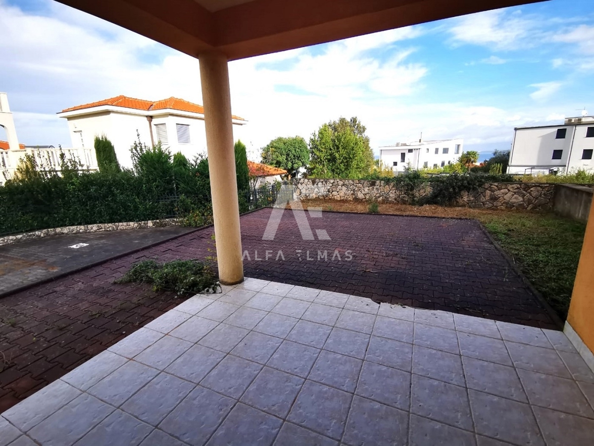 Malinska, apartma v pritličju in  okučnicom     200 m od morja!! ID 485