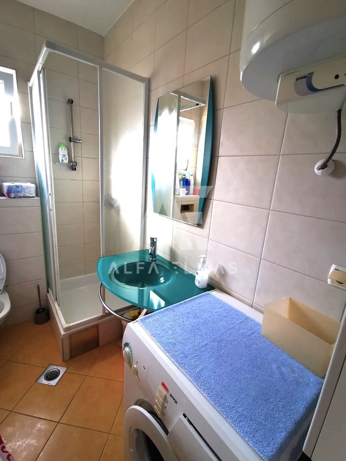 Malinska, apartma v pritličju in  okučnicom     200 m od morja!! ID 485