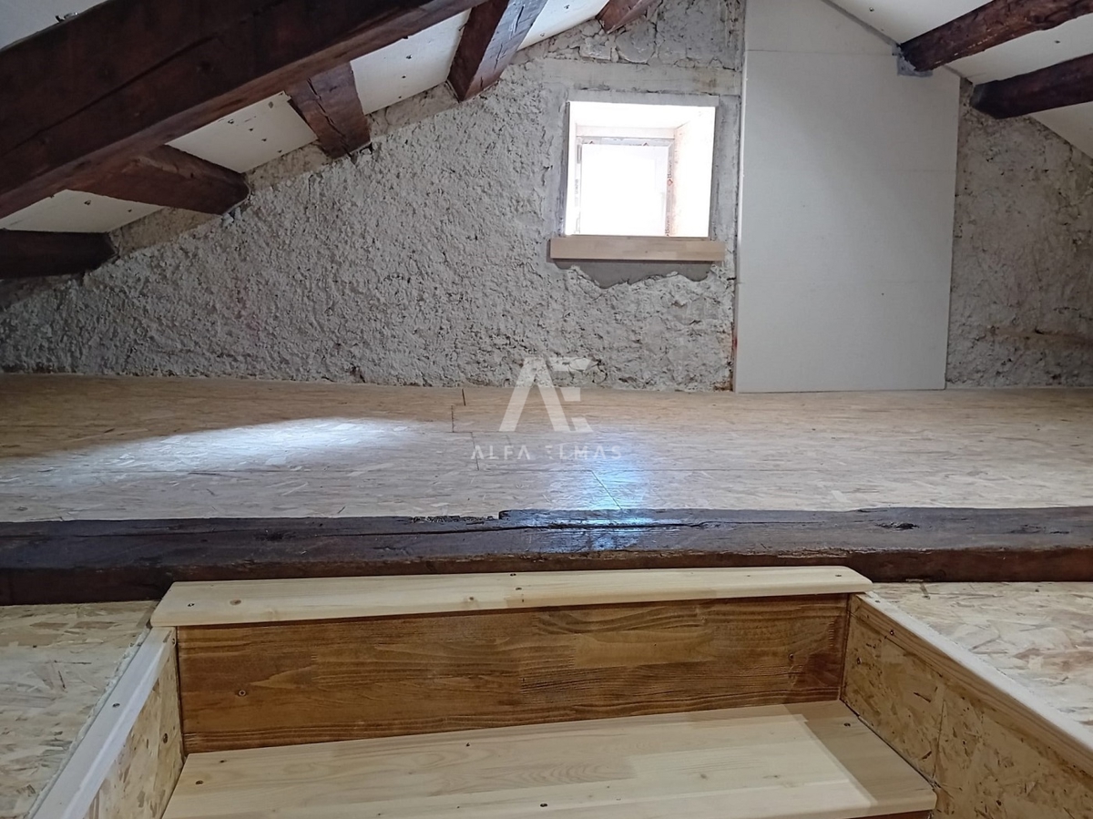 Omišalj, popolnoma prenovljena hiša v bližini vseh potrebščin!! ID 220