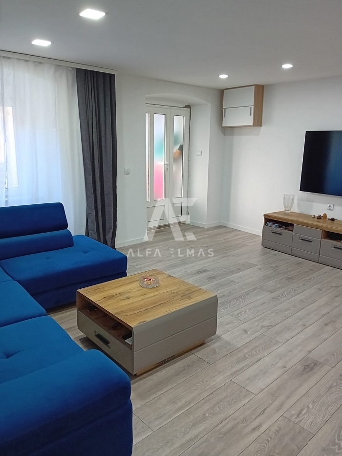 Omišalj, popolnoma prenovljena hiša v bližini vseh potrebščin!! ID 220