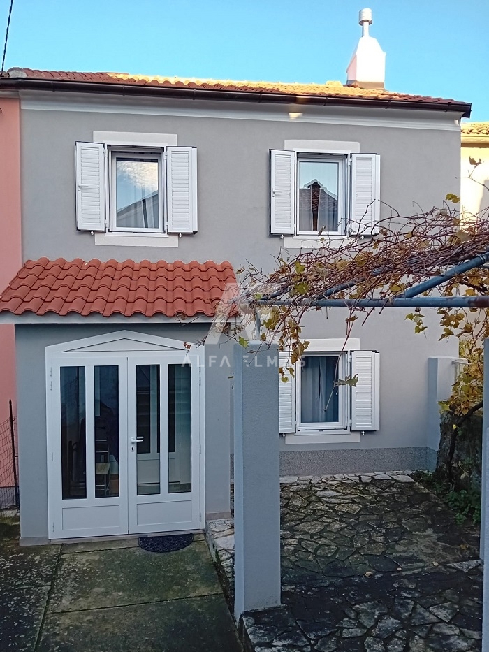 Omišalj, popolnoma prenovljena hiša v bližini vseh potrebščin!! ID 220
