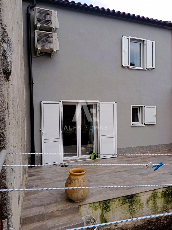 Omišalj, popolnoma prenovljena hiša v bližini vseh potrebščin!! ID 220