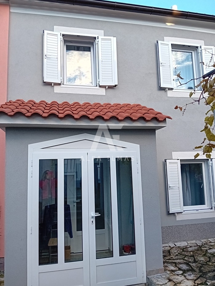 Omišalj, popolnoma prenovljena hiša v bližini vseh potrebščin!! ID 220