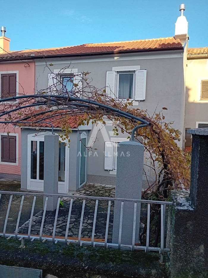 Omišalj, popolnoma prenovljena hiša v bližini vseh potrebščin!! ID 220