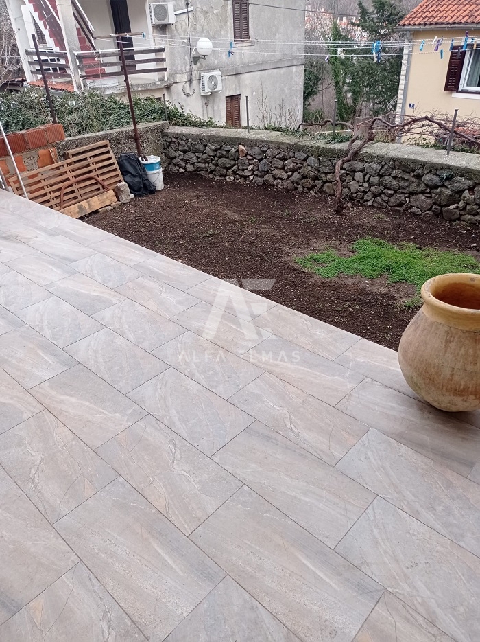Omišalj, popolnoma prenovljena hiša v bližini vseh potrebščin!! ID 220