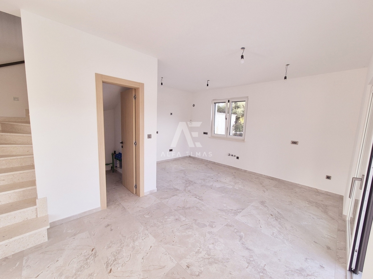 Malinska, moderna hiša dvojček z bazenom! ID 633