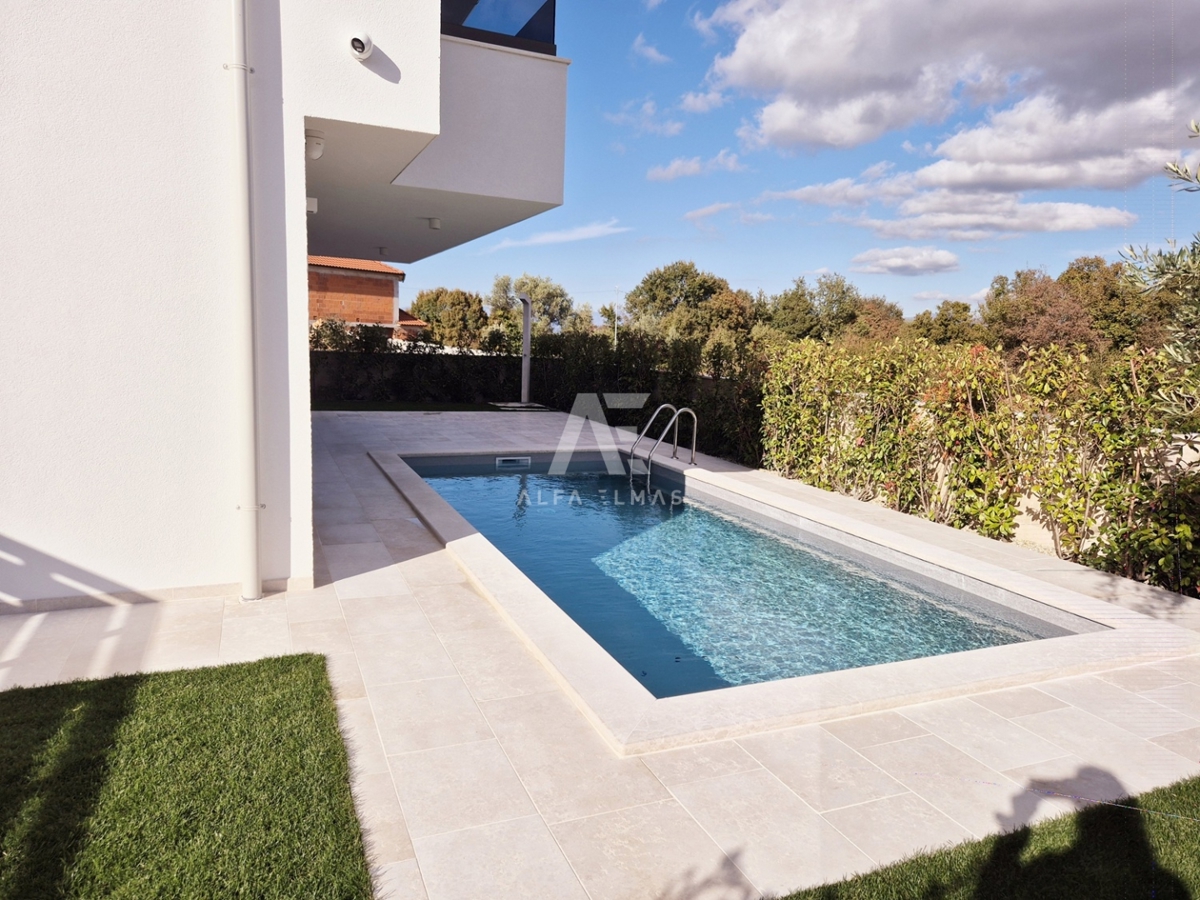 Malinska, moderna hiša dvojček z bazenom! ID 633