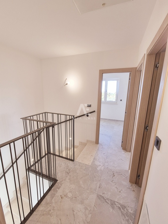 Malinska, moderna hiša dvojček z bazenom! ID 633