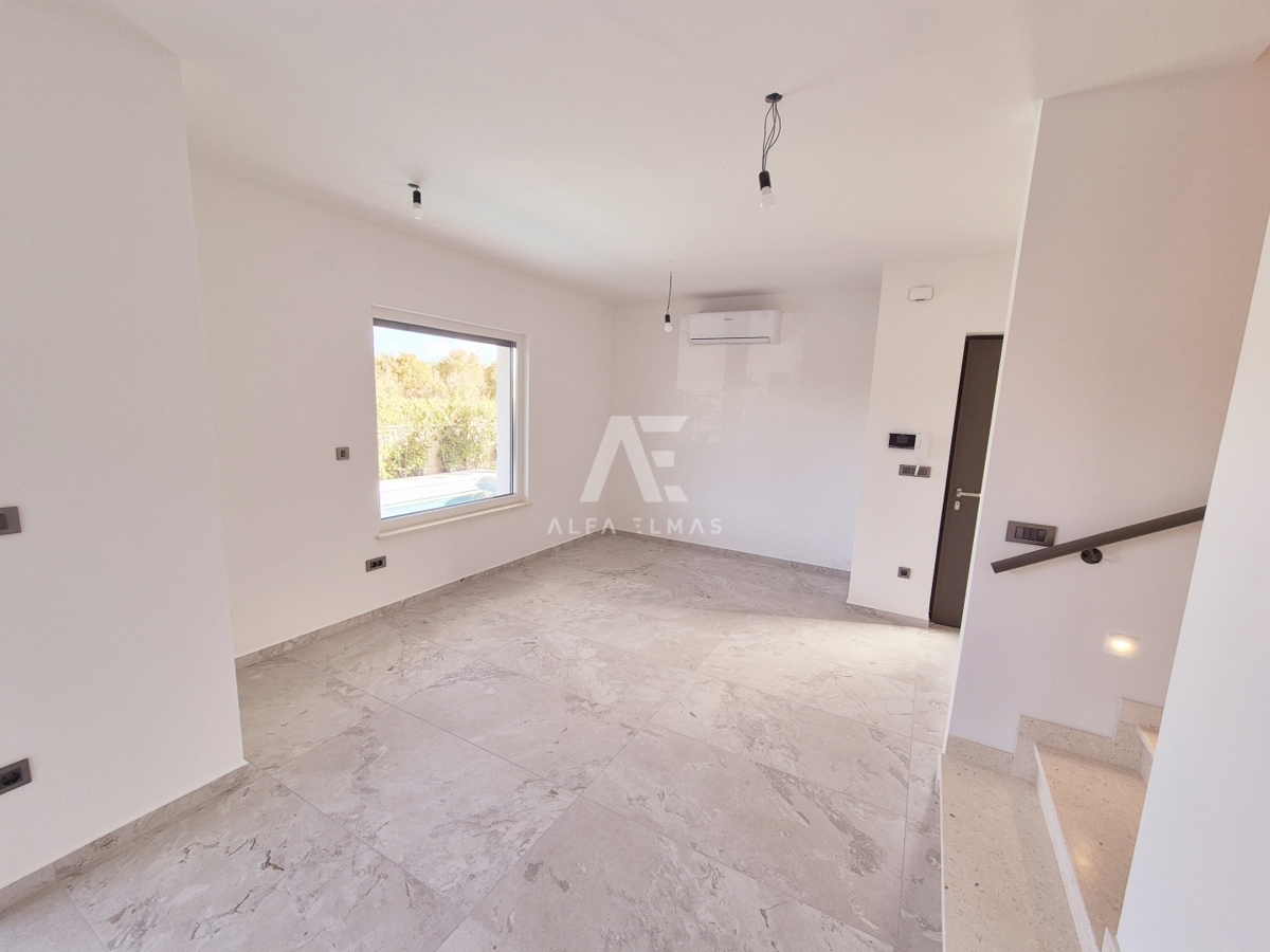 Malinska, moderna hiša dvojček z bazenom! ID 633