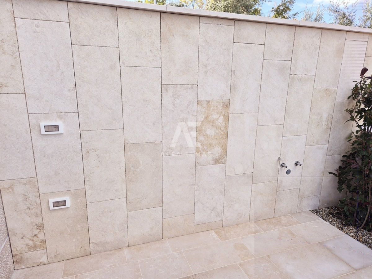 Malinska, moderna hiša dvojček z bazenom! ID 633