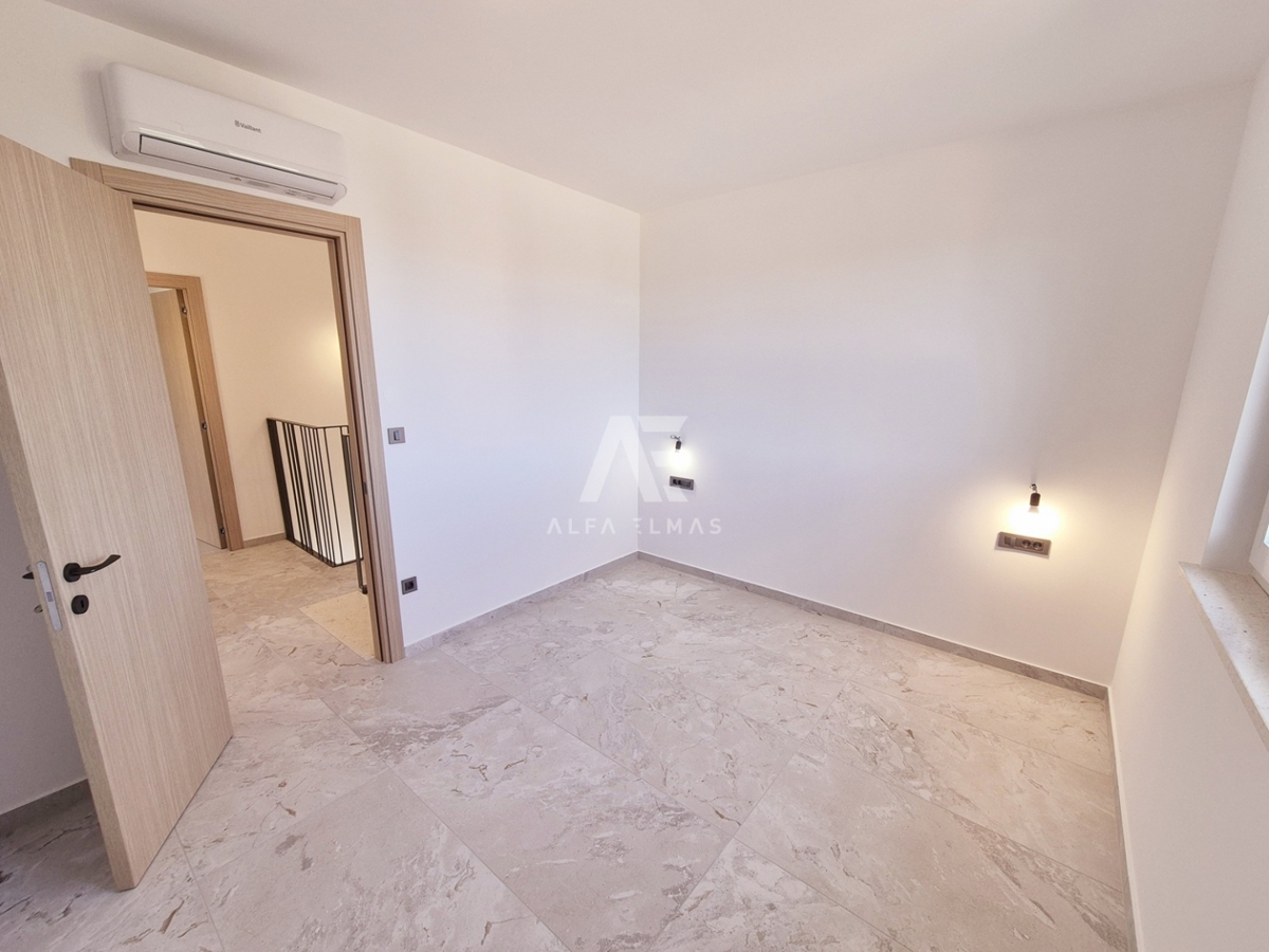 Malinska, moderna hiša dvojček z bazenom! ID 633