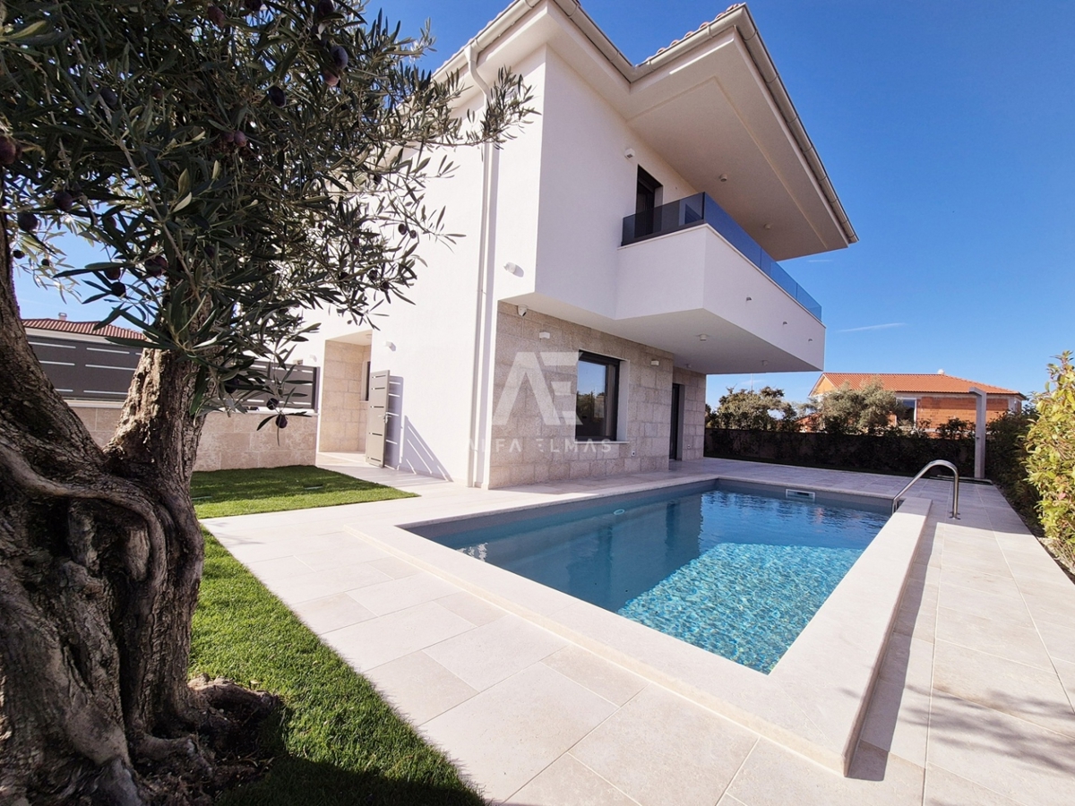 Malinska, moderna hiša dvojček z bazenom! ID 633