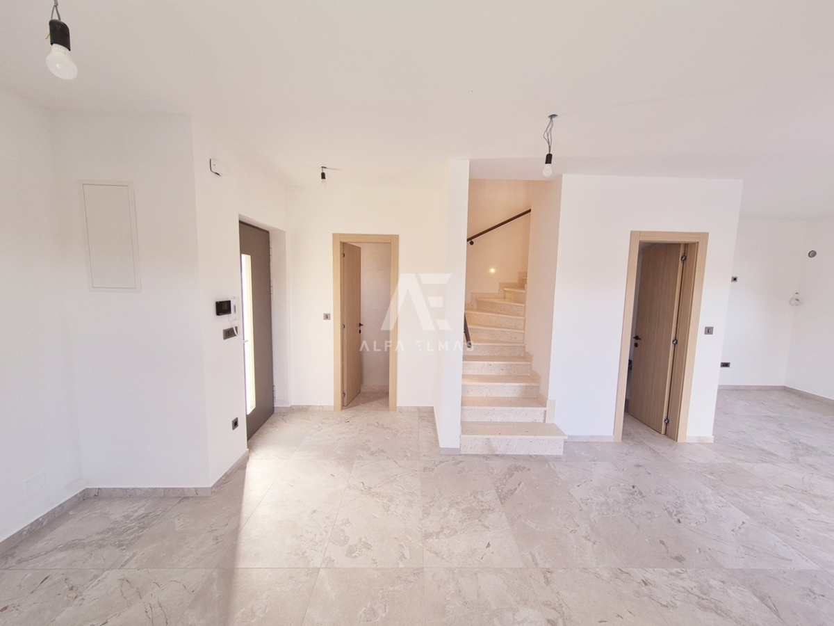 Malinska, moderna hiša dvojček z bazenom! ID 633