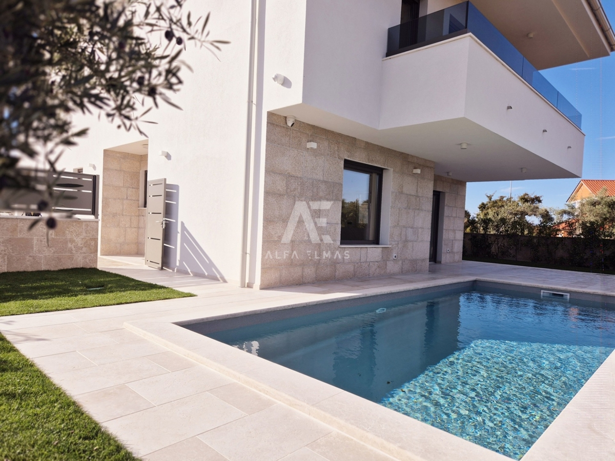 Malinska, moderna hiša dvojček z bazenom! ID 633