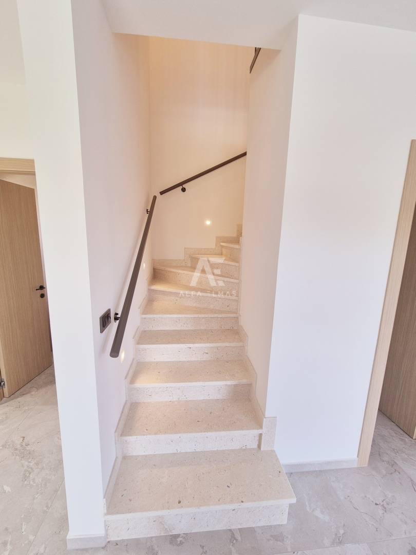 Malinska, moderna hiša dvojček z bazenom! ID 633