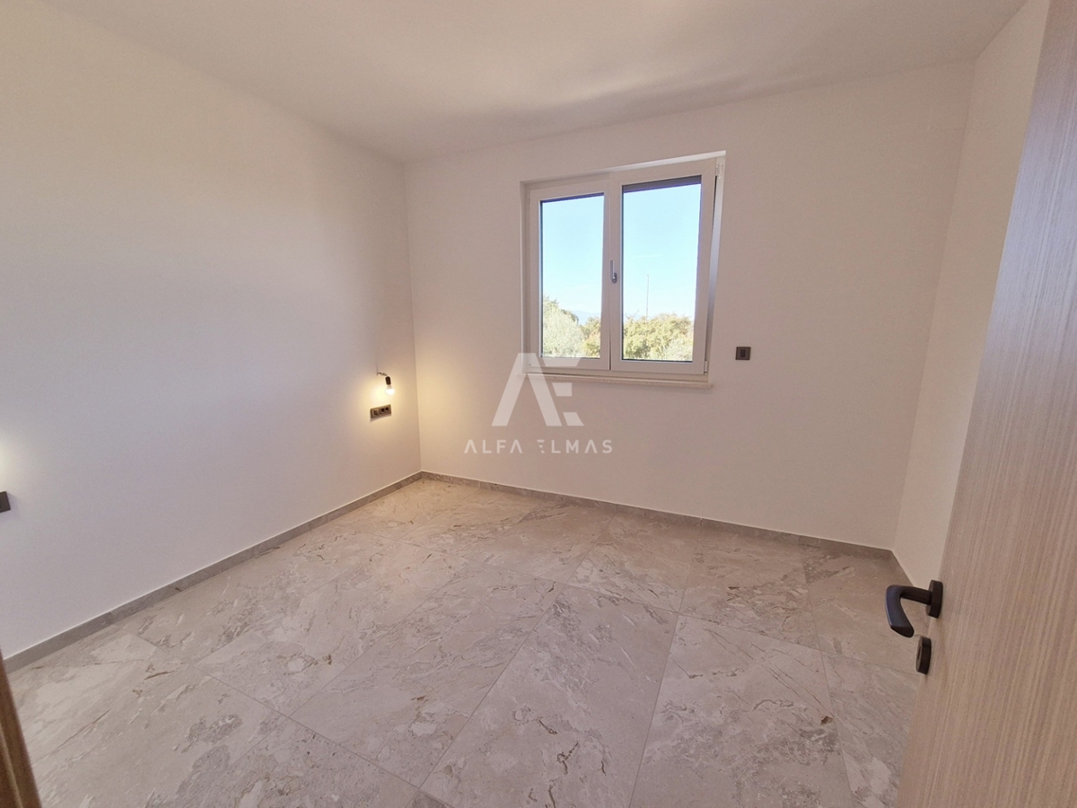 Malinska, moderna hiša dvojček z bazenom! ID 633