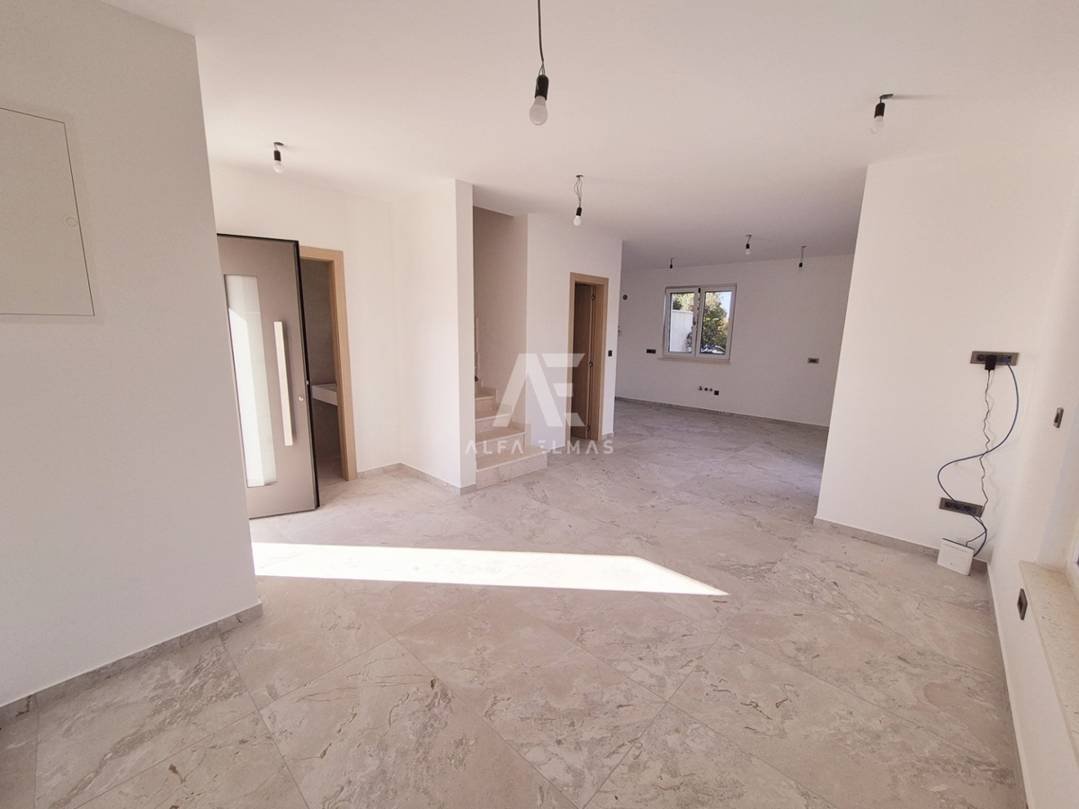 Malinska, moderna hiša dvojček z bazenom! ID 633