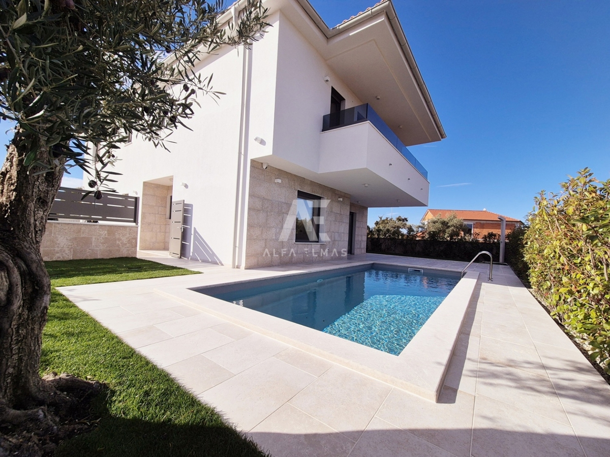 Malinska, moderna hiša dvojček z bazenom! ID 633