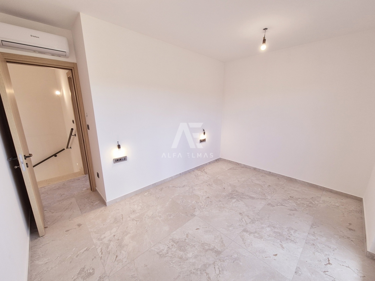 Malinska, moderna hiša dvojček z bazenom! ID 633