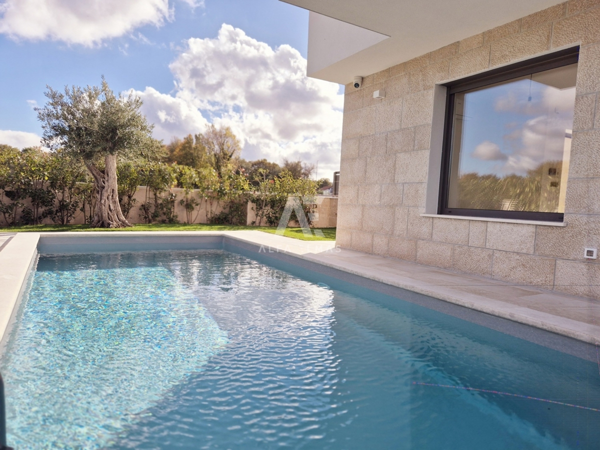 Malinska, moderna hiša dvojček z bazenom! ID 633