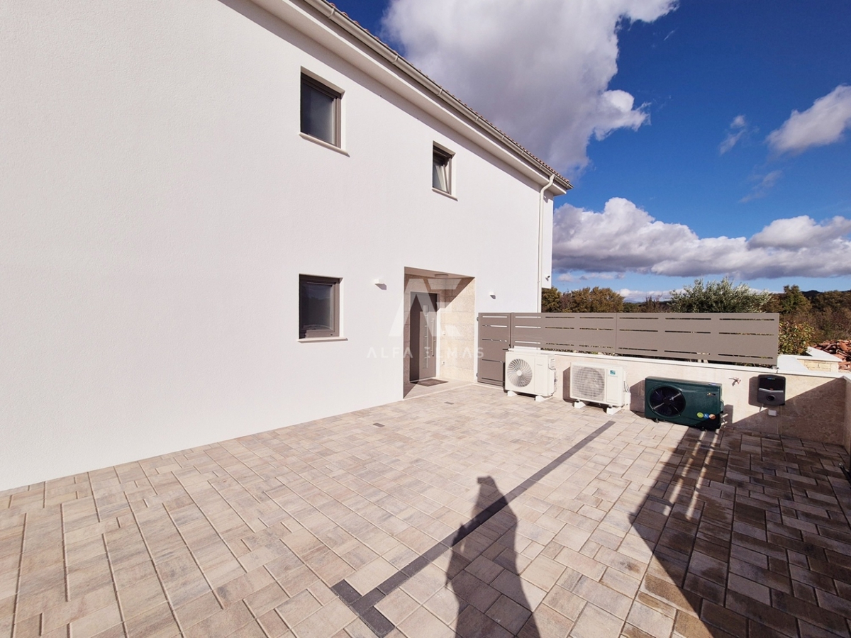 Malinska, moderna hiša dvojček z bazenom! ID 633