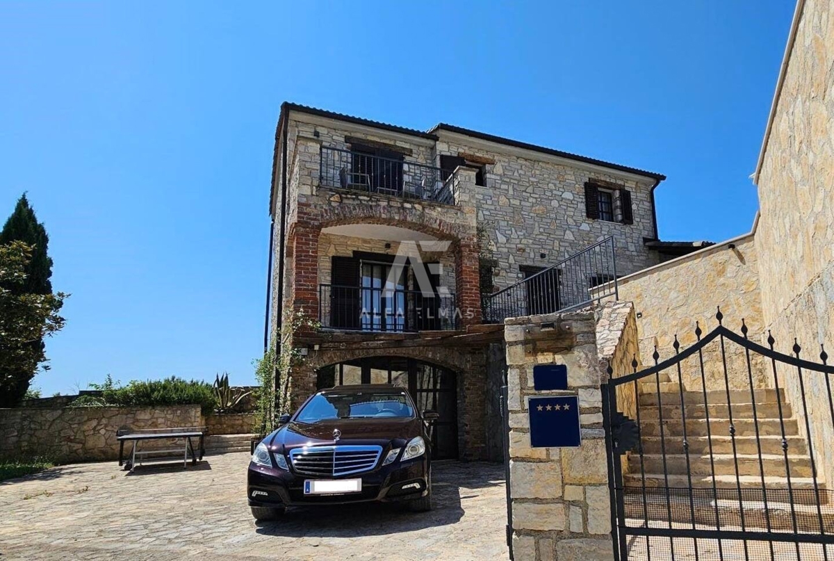 Istra, čudovita kamnita hiša z bazenom na mirni lokaciji!