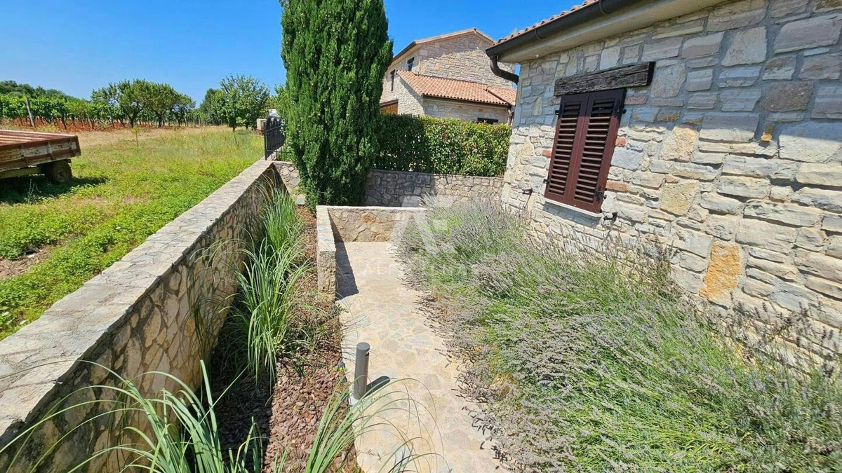 Istra, čudovita kamnita hiša z bazenom na mirni lokaciji!